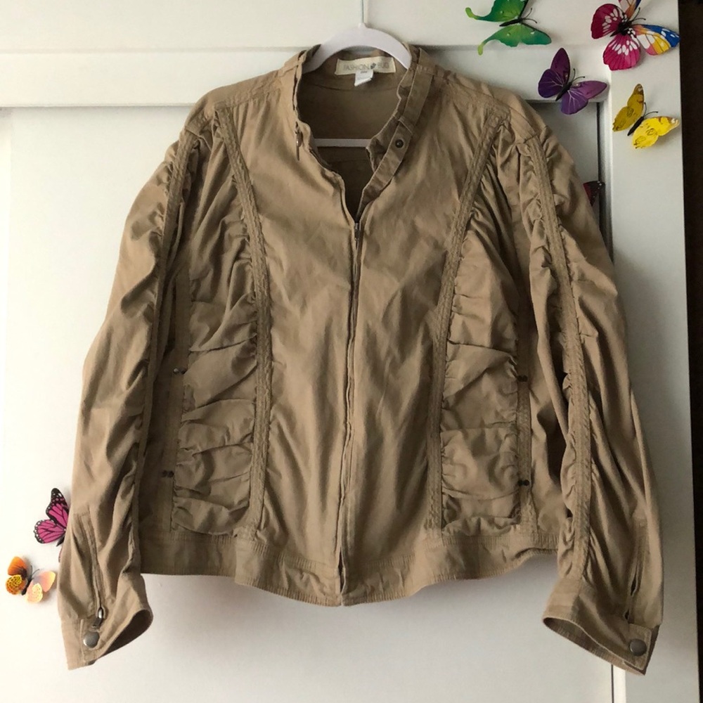 Cute lightweight tan jacket 🧥